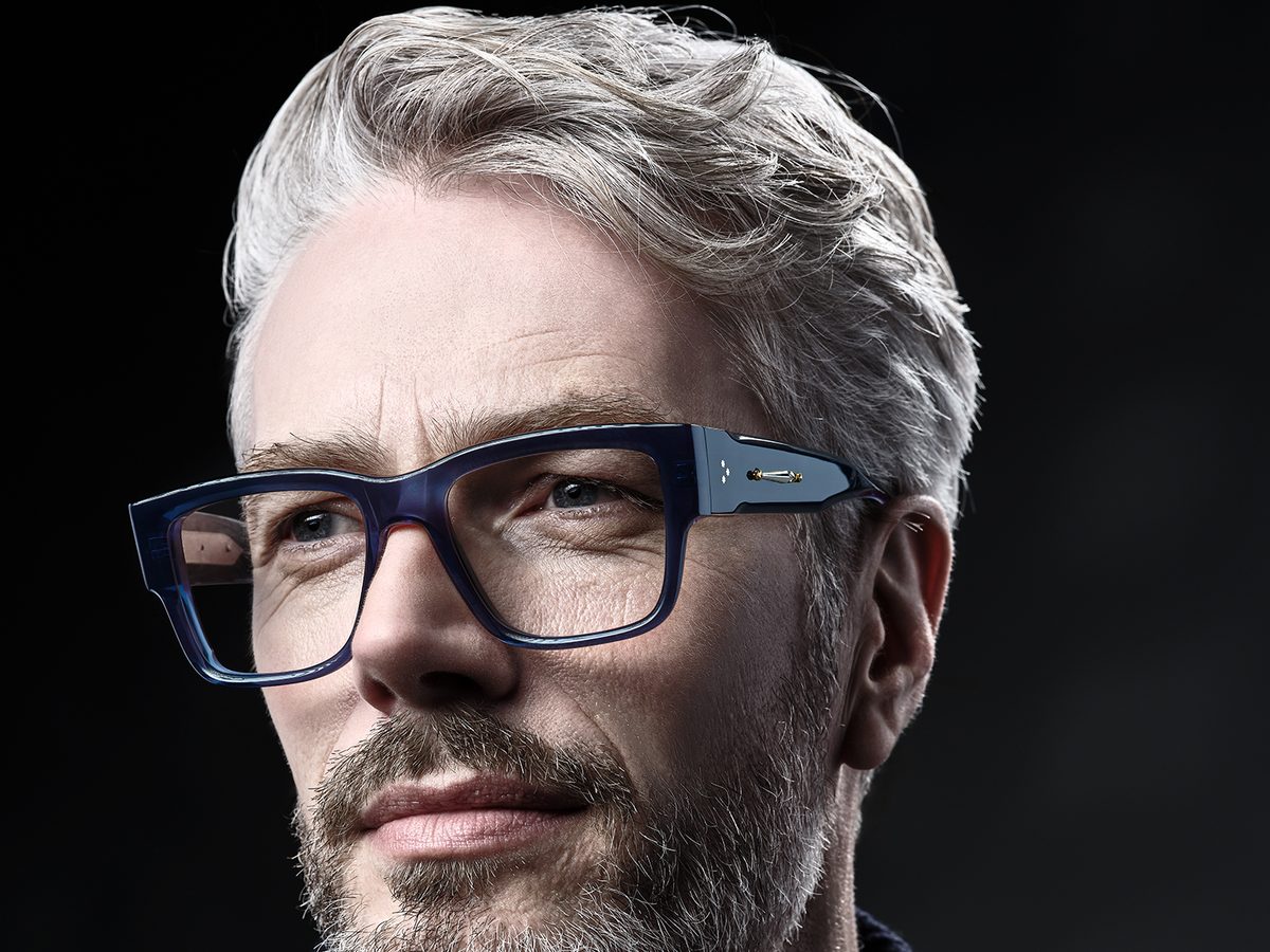 Mann mit markanter blauer Designer-Brille